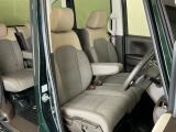 【ベンチシート】運転席と助手席の移動もスムーズ!狭い駐車場での乗り降りや、お子様の乗り降りにも便利です。座席の間にコンソールボックスやドリンクホルダーがないため、車内空間が広く感じます。