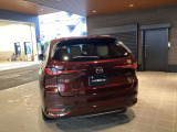 マツダのフラッグシップSUV、CX-80。全長約5mがもたらす伸びやかなプロポーションと、3列シートの快適な空間。路面にしっかりと踏ん張る、ワイド&ローで頼もしいリヤスタイリング。