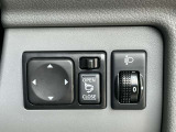 便利な電動格納ドアミラーを装備しております。