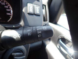 オートライト機能が装備されており暗い場所に入ると車両が検知しライトのON・OFFを自動的に切り替えてくれますので非常に便利な装備です♪