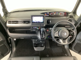 【前方視界】開放的な前方視界!運転がしやすく疲れにくいです♪窓が大きく、見通しがとっても良いおクルマですよ♪