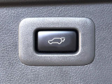 【パワーバックドア】スマートキーや運転席のボタンを押すだけでリアゲートが自動で開閉します!荷物を持っている時や、高い位置にあるバックドアを閉める際に便利な機能です♪