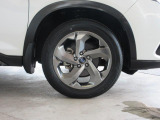 右前 18インチアルミホイール タイヤサイズは、225/55R18です。「*ホイールロックナットは展示用です」