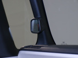 停車時や発進時、対向車とのすれ違いや路肩に寄せるときなど、車両左側前方を確認するときに役立ちます。