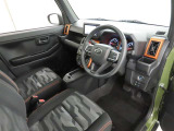 シンプルで使いやすいデザインの運転席です。