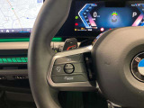 運転中にもオーディオの音量やFMの切り替えなどステアリングでの操作で切り替え可能なため、ステアリングから手を放す必要がない為、運転中でも操作が簡単でございます。