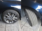 車両のデザインにマッチした純正アルミホイール☆