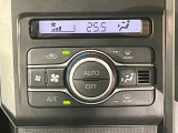 【オートエアコン】一度お好みの温度に設定すれば、車内の温度を検知し風量や温度を自動で調整。暑い&hellip;寒い&hellip;と何度もスイッチ操作をする必要はありません。快適な車内空間には必須の機能ですね♪