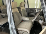 【ベンチシート】運転席と助手席の移動もスムーズ!狭い駐車場での乗り降りや、お子様の乗り降りにも便利です。座席の間にコンソールボックスやドリンクホルダーがないため、車内空間が広く感じます。
