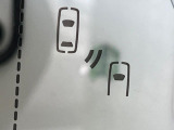 【ブラインドスポットモニター】走行中、ドアミラーの死角になりやすい箇所に後続車が接近するとサイドミラーのレンズに警告を表示!ドライバーに注意喚起をしてくれます。