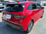 【VDC】運転操作やクルマの速度を検知して、ブレーキやエンジン出力の制御を 自動的に行い、滑りやすい路面やカーブを曲がるときや障害物を回避するときにクルマ の横滑りを軽減し、運転に安心感を与えます。