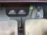 【スマートアシスト】走行中に前方の車両等を認識し、衝突しそうな時は警報とブレーキで衝突回避と被害軽減をアシスト。より安全にドライブをお楽しみいただけます。
