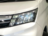 【LEDヘッドライト】悪天候や夜間走行時も良好な視界を確保し安心して運転できる高輝度LEDヘッドライトを装備!点灯速度が早く、消費電力も抑えられています。