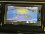 リバースギアに入れるだけで後方の表示へ切り替わります。夜間や雨の日の駐車も楽になりますよ。