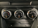 空調スイッチ類は最近流行のタッチパネル式ではなく、運転中でも直感的に操作できるダイヤル式を採用しております。