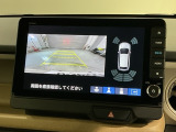 リバースギアに入れるだけで後方の表示へ切り替わります。夜間や雨の日の駐車も楽になりますよ。