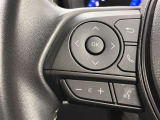運転中、オーディオの操作をしてて、ハッとしたことはありませんか?ステアリングスイッチは、運転中でもハンドルでオーディオの操作が可能です。安全なドライブをサポートします。