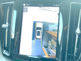 【360&deg;ビューカメラ】4台の高解像度カメラで360度の鳥瞰図を表示。隣の車や壁、死角にある障害物などを画面で確認できるため、狭いスペースでの駐車・出入りも安心です。