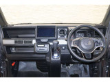 操作性に優れた運転席となります!小物入れや各ボタンの配置にこだわり、使いやすいです!座り心地もよく視認性も良好なのでロングドライブもお任せ下さい!