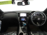 広々とした運転席で視界が良好です。