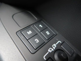 【メモリー機能付フルパワーシート】ドライバー三名までのシートポジションを記憶するメモリー機能付きのフルパワーシートを装備します。ご家族でのご使用をお考えの方にもぜひおすすめさせていただきます。
