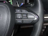 【ステアリングスイッチ】運転中に視線を前に向けたまま画面の操作できます。