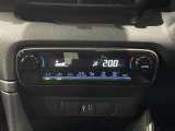 【オートエアコン】一度お好みの温度に設定すれば、車内の温度を検知し風量や温度を自動で調整。暑い&hellip;寒い&hellip;と何度もスイッチ操作をする必要はありません。快適な車内空間には必須の機能ですね♪