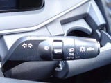 【ハイビ-ムアシスト】先行車または対向車や周囲の明るさなどに応じ、自動的に上向きと下向きを切り替えます。