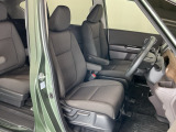 運転席は、大きな座面と包み込むような背もたれがドライバーの身体全体をしっかり支えます。上質なシート素材と座り心地のよいクッションを採用し、長時間の運転やコーナーの多い道も快適です。