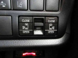 運転席からインパネ部のスイッチを押すだけで、両側スライドドアが自動で開閉します。