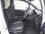 運転席には、上下シートアジャスターがついており、前を見やすく調整できます。