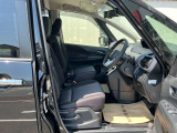 運転席まわりです。実際に座ってみて、乗り心地を体験してみてください。