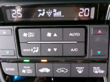 オートエアコンは左右席で独立温度コントロールが可能です。運転席はキンキンに冷やして助手席はマイルドにと言った設定が可能です。暑さ寒さでケンカすることもなくなりますね。