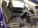 女性でも運転がしやすいように、シートの高さ調整機能(シートリフター)がついています。広い足元にゆったり座れるシートには肘掛も装備しており長距離の運転でも疲れにくいシートです。