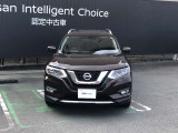 エンジンフードへとラインがつながる、日産のアイデンティティのVモーショングリル。タフでモダンなフロントバンパーで迫力あるフロントフェィス