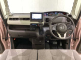 車内は光触媒抗菌消臭施工済です。インパネ周りはスタイリッシュなデザインで機能や装備も充実しています。グローブボックスやカップホルダーのほかにトレーなどたくさんの収納スペースが付いています。