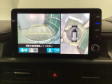 バックギアに入れますとご覧のような画像に自動的に切り替わります。車庫入れ時に役立ちます。