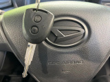 【キーレス】少し離れた場所からでもボタン一つでドアの開錠・施錠ができるのでとっても便利!ドアの鍵穴周りに傷をつけることもありません♪