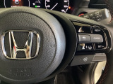 ハンドルにHondaセンシング系のクルーズコントロールやレーンキープアシストなどの操作スイッチが装備されています。ハンドルから手を離さず安全に操作できます。