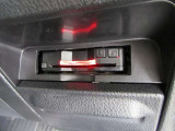 【ETC車載器】は、ビルトインタイプですっきり収納され、見た目も使い勝手も満足のアイテムです。