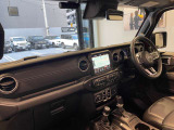 ステアリングを握ればJeepワールドが広がります。
