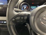 ステアリングスイッチ付きで、運転中に視線を前に向けたまま操作できます。