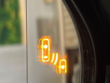 【ブラインドスポットモニター】走行中、ドアミラーの死角になりやすい箇所に後続車が接近するとサイドミラーのレンズに警告を表示!ドライバーに注意喚起をしてくれます。
