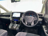 運転席まわりです。 各操作スイッチは使いやすい位置に配置されてます。