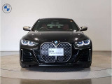 【BMWの伝統-1】BMWの特徴的な&ldquo;キドニーグリル&rdquo;は、80年以上続く伝統の形でございます。変わらないこだわりのデザインが、プレミアムブランド&ldquo;BMW&rdquo;を創り出します。