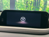 【8.8インチマツダコネクト】車内の雰囲気にマッチした大型のディスプレイ。スマホ接続でのナビ使用やBluetooth再生等、様々な機能が楽しめます。直感的なダイヤル操作が可能で、使い勝手も良好です。