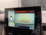 バックカメラの他に上から見下ろしたような画像が見れるアラウンド(全方位)モニター。前後左右を把握できる、すごい機能が装備されています!