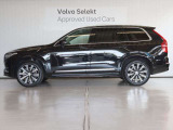 ボルボのフラッグシップモデルでありながら、7人乗りのSUVとしてファミリーからの人気も高いXC90です 新型では前輪の位置を前に伸ばし、安定感のあるどっしりとしたフォルムを得ました