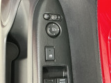 狭い駐車場で便利な電動格納ドアミラーが付いています。