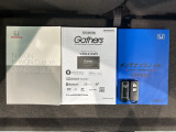 スマートキーは鍵をバッグに入れたままでもドアロックの開閉やエンジンのON・OFFができます。夜間や雨の日も鍵を探さなくて良いので便利です。
